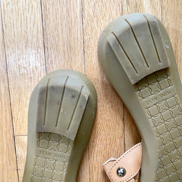 Nine West Snopea Buckle Toe Ring Thong Sandals Tan Size 8 - Picture 9 of 12